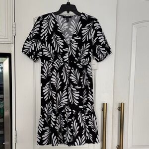 BRAND NEW WITH TAGS Ellen Tracy black Leaf Pattern Dress